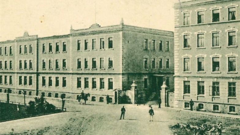 1892 wurde die Kaserne am Poppitzer Platz gebaut. Bereits Anfang der 20er fing der Verein „Heimatmuseum Riesa und Umgebung“ an, Ausstellungsstücke in Räumen der Kaserne zu sammeln.