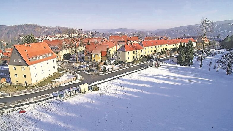 Auf der gerade schneebedeckten Wiese an der Pestalozzistraße in Sebnitz dürfen bald neue Häuser gebaut werden.