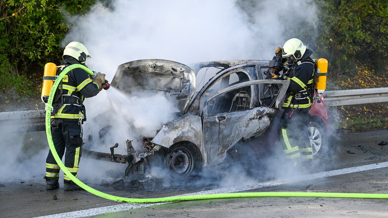 Die Feuerwehr Döbeln löscht ein brennendes Auto auf der A14.