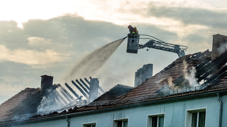 Ein Dachstuhlbrand hat einen Wohnblock in Leisnig am 8. Juni für die nächste Zeit unbewohnbar gemacht. Gleich nach dem Unglück sind verschiedene Spendenaktionen angelaufen. Die Polizei ermittelt gegen Unbekannt wegen schwerer Brandstiftung.