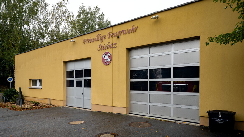 Die Feuerwache der Freiwilligen Feuerwehr Stiebitz befindet sich an der Neukircher Straße. Auch der Ortschaftsrat tagt in dem Gebäude.