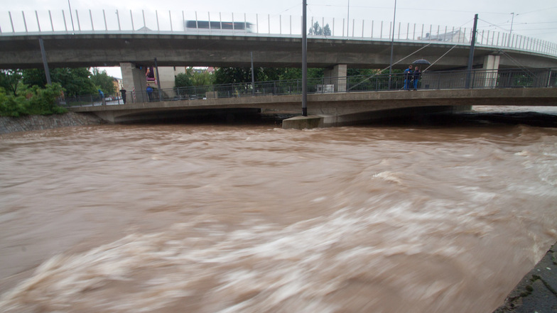 Am 3. Juni 2013 stehen die Weißeritzfluten kurz unter der Brücke Löbtauer Straße. Das Flussbett ist damals aber schon soweit ausgebaut, dass die Weißeritz nicht über die Ufer tritt.