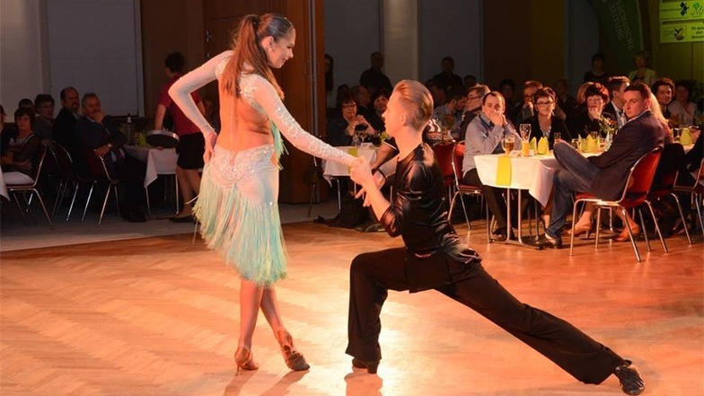 Maja Malinowska und Erik Wittkowski vom deutsch-polnischen Tanzclub bringen mit ihremn Tänzen lateinamerikanisches Temperament auf die Tanzfläche.