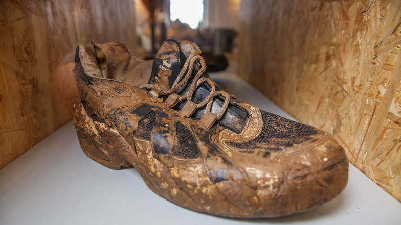 Objekte wie dieser Schuh sind mit größter Vorsicht zu behandeln. Schließlich sollen die eingetrockneten Schlammspuren nicht abfallen.