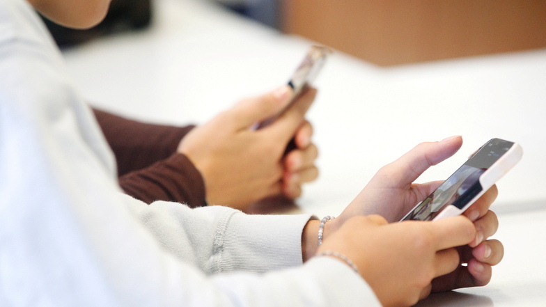 Neuseeland will künftig Mobiltelefone an allen Schulen verbieten.