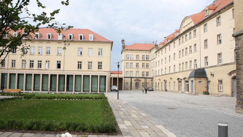Verwaltungsgebäude wie das Landratsamt in Pirna verbrauchen viel Energie. Die Kreisverwaltung will den Verbrauch senken.