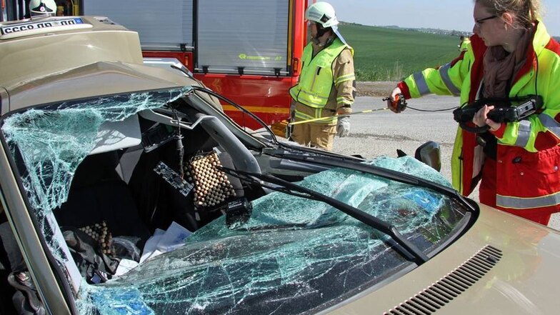 Sachsen / Wilsdruff: Am 11.04.2014 kam es gegen 9.30 Uhr auf der B 173 zwischen Grumbach und Herzogswalde zu einem tödlichen Verkehrsunfall.  (Text: Polizei )Heute Morgen ist ein Motorradfahrer (33) bei einem Verkehrsunfall auf der Herzogswalder Straße (B 173) ums Leben gekommen. Ersten Erkenntnissen zufolge stieß der Motorradfahrer mit einem BMW zusammen. Durch den Aufprall wurde der 33jährige so schwer verletzt, dass er noch an der Unfallstelle verstarb. Der Fahrer (71) des BMW erlitt schwerste Verletzungen und musste mit einem Rettungshubschrauber in ein Krankenhaus geflogen werden. Die Dresdner Verkehrspolizei hat die Ermittlungen zum Unfallhergang aufgenommen.
