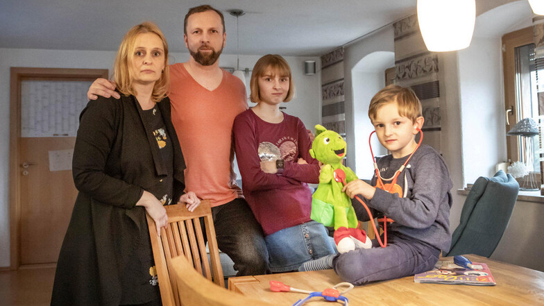 Kati Mißbach und Sebastian Trosse fuhren bisher mit ihren Kindern Jule und Arthur nach Strehla zum Kinderarzt. Doch er ging jetzt in den Ruhestand.