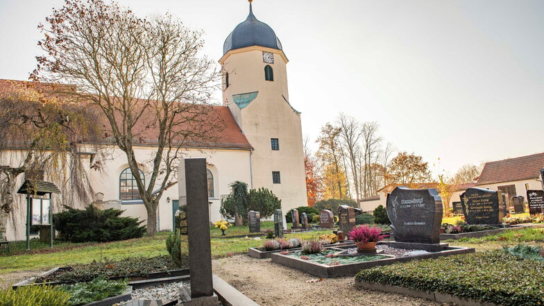 Auch Grabstellen auf dem Friedhof in Sacka werden durch die Gemeinde finanziell unterstützt.