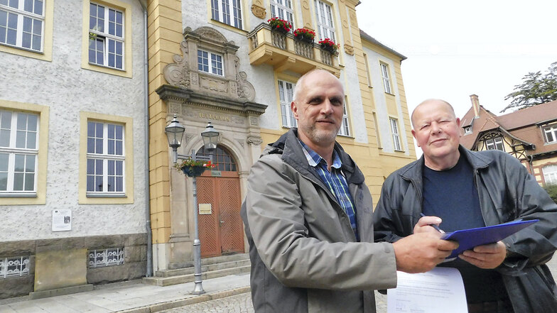 Rico Jung (l.) und Jörg-Manfred Schönsee übergaben Vertretern der Stadt Weißwassser am Dienstag die Unterschriftenlisten