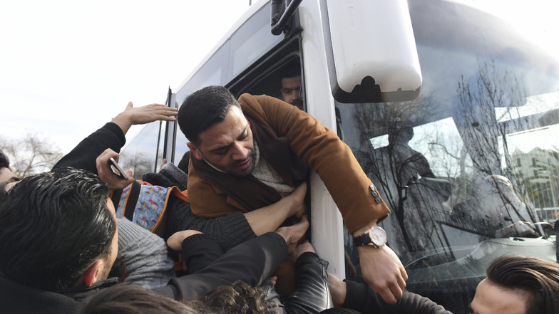 Migranten versuchen in einen Bus einzusteigen, der von der Türkei zur griechischen Grenze fährt. 