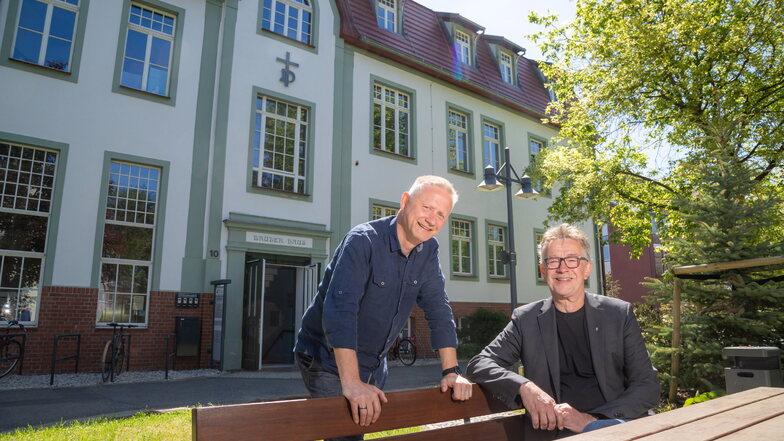 Stefan Zeller (links) kandidiert als Nachfolger von Andreas Drese als Wahlältester der Bruder- und Schwesternschaft. Das Foto zeigt beide Rothenburger vor dem Brüderhaus im Martinshof.