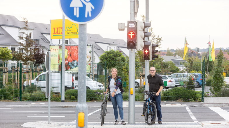 Wer sein Rad liebt, schiebt: Für Isabell Gall und Konrad Krause vom ADFC Sachsen ist das keine Lösung. Eine Spur für Radfahrer wäre hier an der Kreuzung Boderitzer Straße/B 170 angebracht.