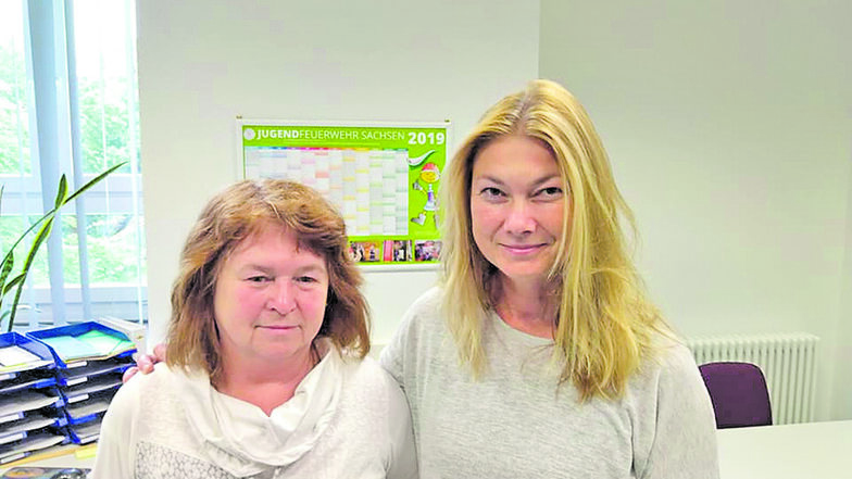 Mitarbeiterin Ilona Rüger (links) beendete ihre Arbeit im Büro des Kreisfeuerwehrverbandes. Theresia Fischer-Noack übernimmt.