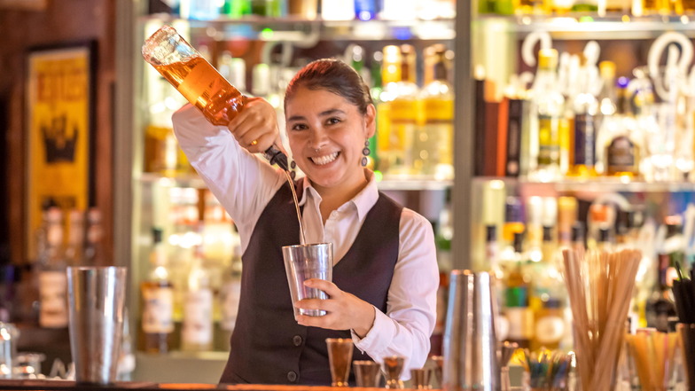 Yulieth Rueda mixt einen Cocktail an der Bar des Panama Joe's im Riesaer Riesenhügel.