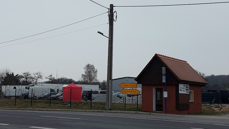 Gleich neben der Haltestelle in Ottenhain hat sich das Drehteam für die Serie "Oderbruch" eingerichtet. Eigentlich ist das der Parkplatz einer Spedition.