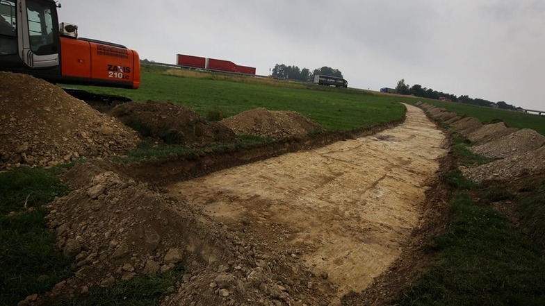 Auf einem Streifen wurde entlang der Trasse für die Schnellstraße wurde der Mutterboden entfernt. Darunter suchen Archäologen nach Spuren der Vergangenheit.