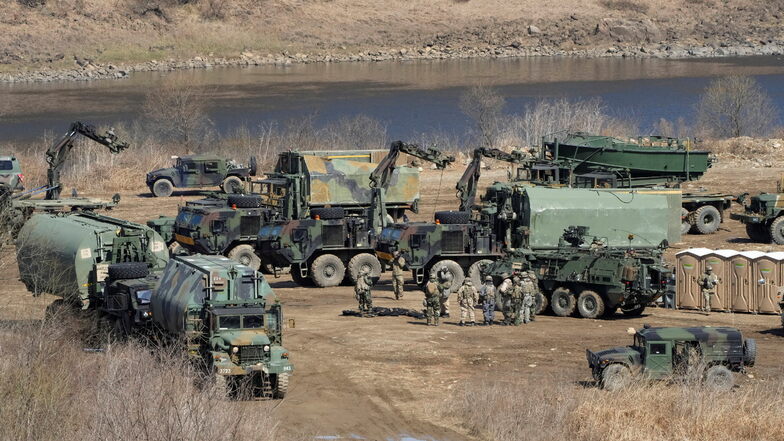 Manöver "Freedom Shield": Fahrzeuge der US-Armee bereiten sich auf die Überquerung des Hantan-Flusses auf einem Übungsplatz in Yeoncheon, nahe der Grenze zu Nordkorea, vor.