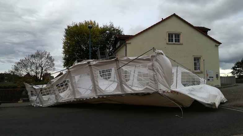 Am Stadtteilhaus in Gröba beschädigten die Windböen einen Pavillon.