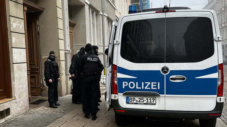 65 Bundespolizisten haben am Mittwochmorgen Wohnungen in Nordrhein-Westfalen durchsucht. Hintergrund sind illegale Schleusungen von Ausländern nach Deutschland.