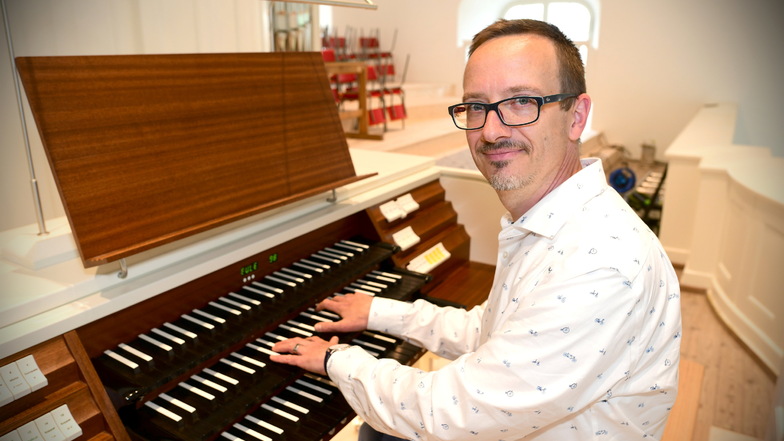 Peter Kubath an der erneuerten Orgel im Herrnhuter Kirchensaal. Hier gibt es jetzt drei statt bisher zwei Manuale - aus gutem Grund.