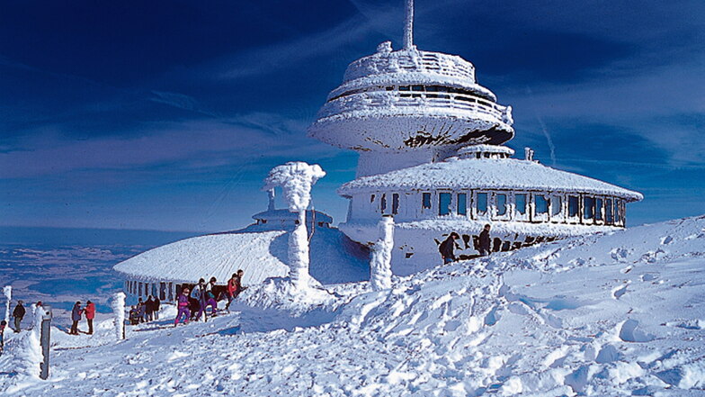 Traumwinter auf der Schneekoppe im Riesengebirge – in der Region öffnen nach und nach die Lifte.