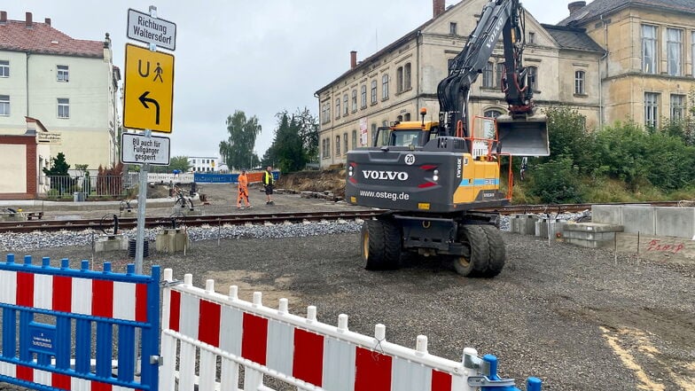 Die Bauarbeiten am Bahnübergang an der Waltersdorfer Straße verzögern sich um Wochen. Das stellt die Gemeinde jetzt vor mehr als ein großes Problem.