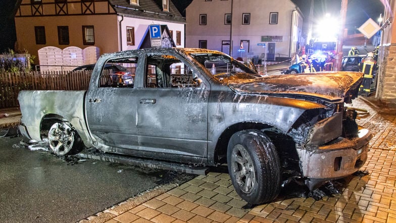 Neun Verletzte bei schwerem Unfall und Autoexplosion im Erzgebirge
