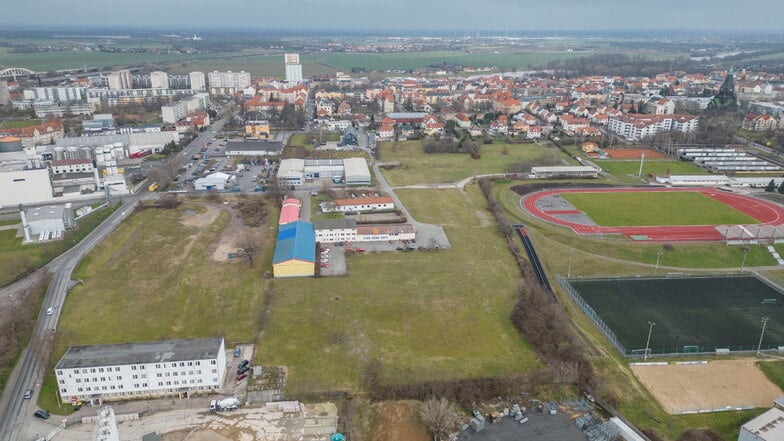 Zwischen der Klötzerstraße (links, unten das Obdachlosenheim) und Leichtathletikstadion ist noch Platz. Riesa will die Brache zum nächsten größeren Gewerbegebiet entwickeln.