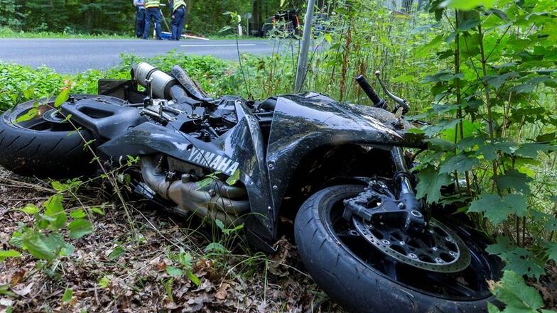 Der Fahrer des Motorrads erlag noch an der Unfallstelle seinen Verletzungen.