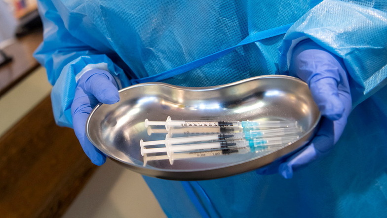 Eine Krankenschwester bringt Spritzen mit Impfstoff gegen das Coronavirus. Der Bundesgesundheitsminister rät inzwischen zur Viertimpfung auch für unter 60-Jährige.