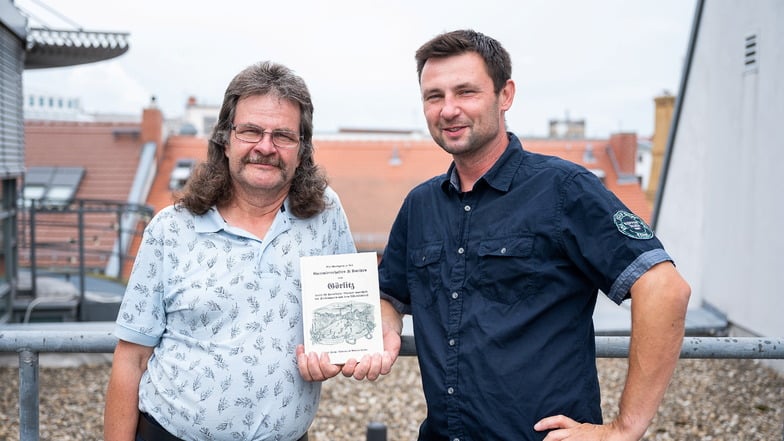 Andreas Herda (links) und sein Sohn Martin Herda haben erneut ein Buch über die Kneipengeschichte von Görlitz geschrieben. Das Bild zeigt sie mit dem Vorgänger-Buch.