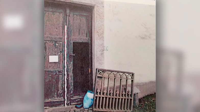 Dieses Foto aus der Gerichtsakte zeigt das gestohlene Altargeländer und den blauen Plastesack mit weiterem Diebesgut.