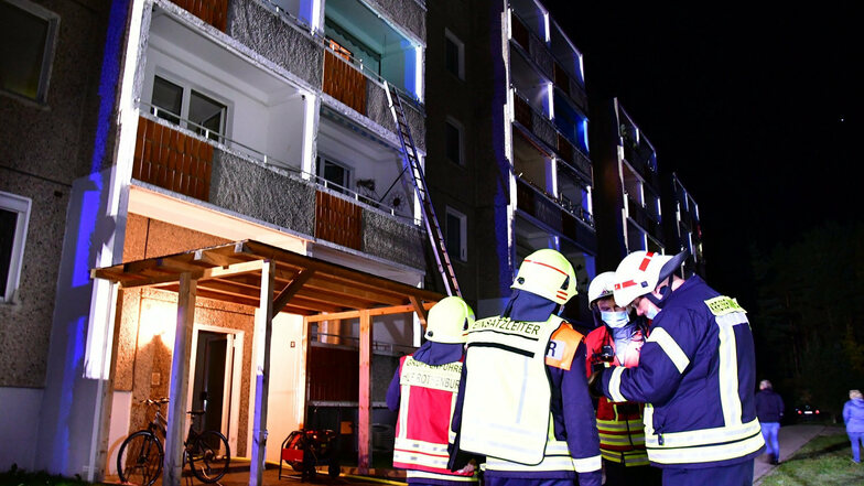 Am frühen Sonntagmorgen wurden die Feuerwehrleute zu einem Brand im großen Plattenbau-Wohnblock in Uhsmannsdorf gerufen.