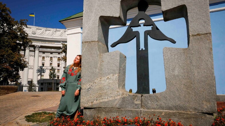 Dieses schlichte Denkmal erinnert an die Millionen toten Bauern des Holodomor. Ihr Urgroßvater ist unter ihnen.