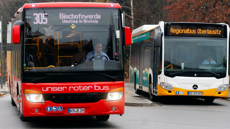 Abfahrt am Bahnhof Radeberg: Etliche Fahrgäste klagen darüber, dass Anschlüsse zwischen Bussen und zwischen Bus und Bahn nicht mehr funktionieren. Oft sind lange Wartezeiten die Folge.