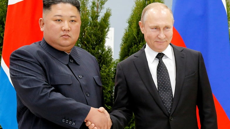 Wladimir Putin - hier mit seinem Bündnispartner, Nordkoreas Diktator Kim Jong-un - zelebriert ausgiebig die persönliche Rücksichtslosigkeit, das bedingungslose Durchsetzungsvermögen und sich selbst als Verkörperung eines angeblichen Volkswillens gegenüber
