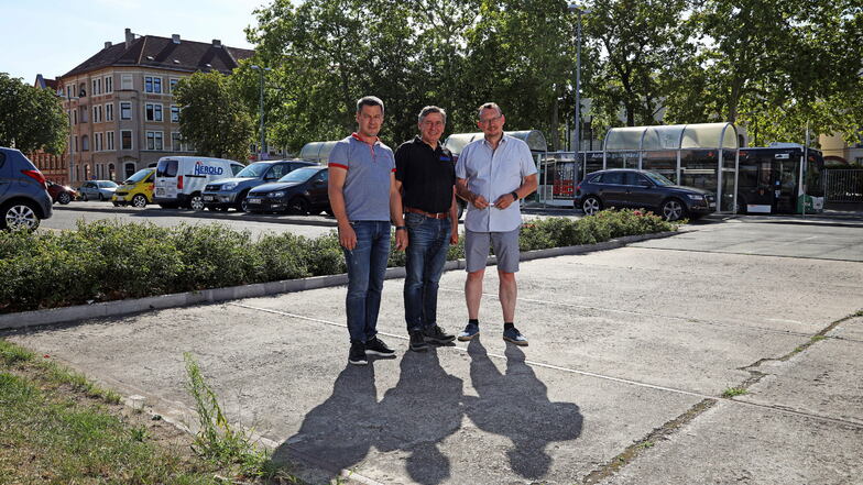 Torsten Pilz, Michael Herold und Falk Dierchen (v.l.n.r.) wollen an dieser Stelle auf dem Parkplatz am Käferberg eine Linde pflanzen. Wegen Corona gestaltet sich die Spendersuche schwierig.