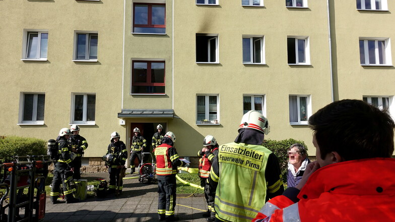 Im ersten Stock dieses Hauses in Pirna-Copitz brannte am Freitag ein Kühlschrank. Die Bewohner brachten sich in Sicherheit.