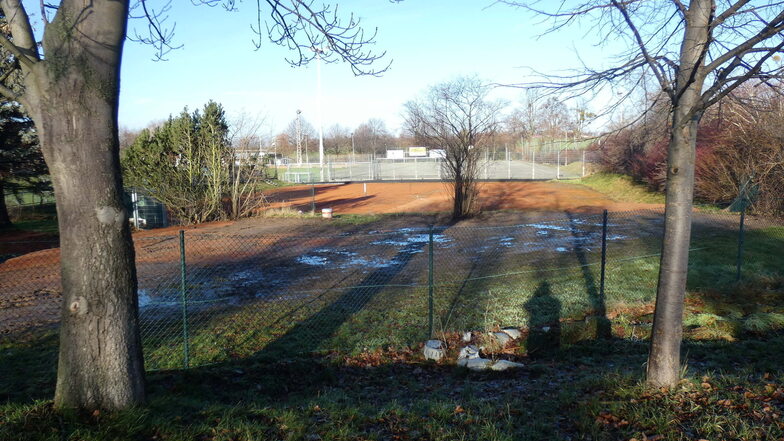 Der geplante neue Spielplatz soll auf diesem Areal am Sportplatz in Weißenberg entstehen, die Tennisplätze bleiben zum Teil erhalten.