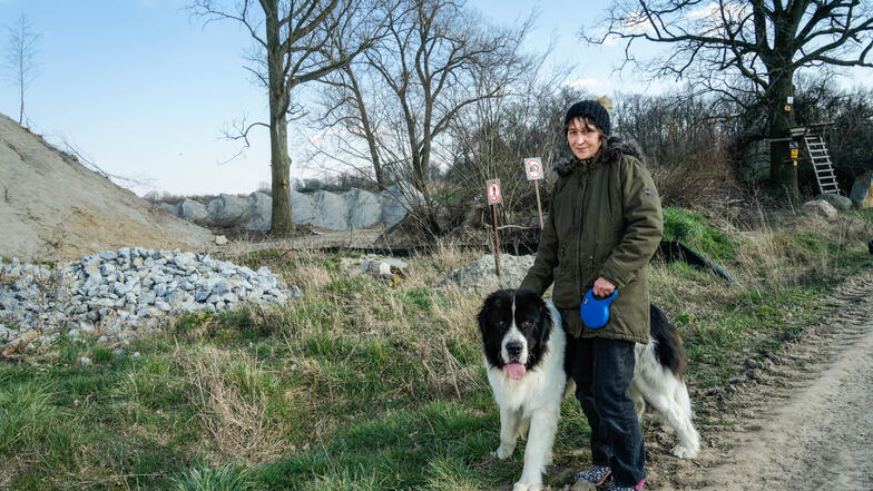 Marita Scholte geht regelmäßig mit ihrem Hund Aaron am Pließkowitzer Steinbruch spazieren. Dabei machte sie vor Kurzem eine Entdeckung, die sie empört.