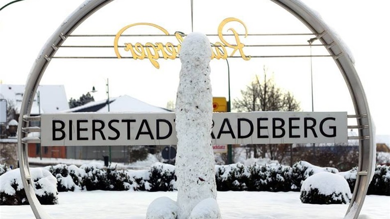 Dezember 2014: Am Kreisverkehr im Radeberger Süden ist dieser Schnee-Phallus gewachsen. Er gilt als das erste Werk der unbekannten Künstler.