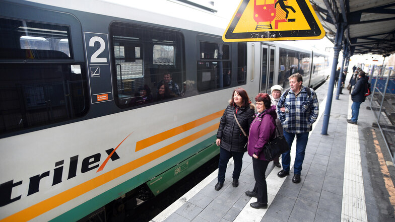 Zugreisende - hier ein Bild am Bahnhof Zittau - müssen am Montag mit Einschränkungen rechnen.
