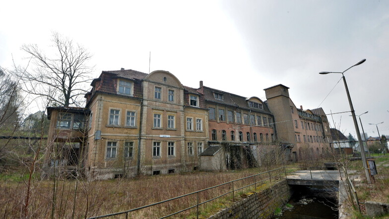 Im Dornröschenschlaf liegt die ehemalige Möbel- und Landmaschinenfabrik in Colmnitz. Eine gute Fee ist hier nicht zu erwarten, aber vielleicht eine Zwangsversteigerung.