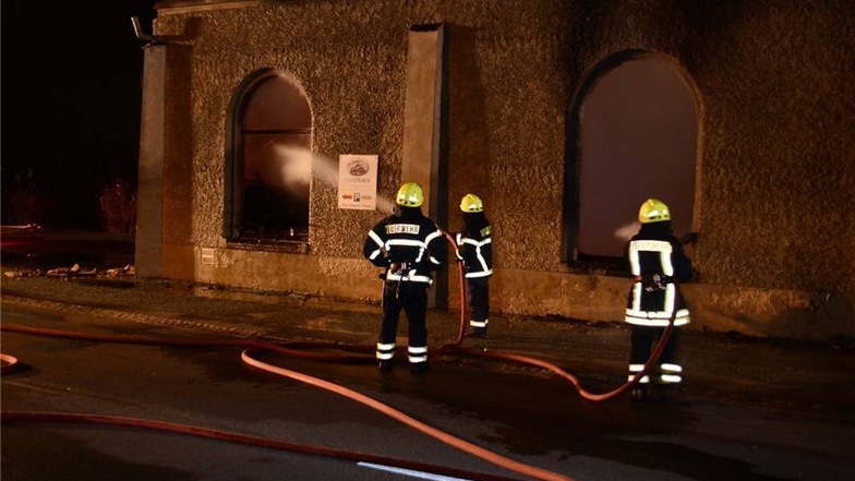Den Einsatzkräften der Feuerwehr blieb nur noch die Möglichkeit das Übergreifen auf angrenzende Gebäude zu verhindern.