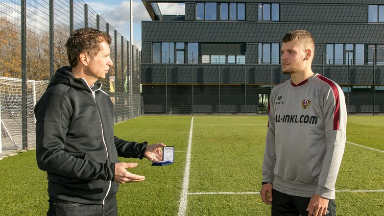DFB-Auswahltrainer Guido Streichsbier bringt Kevin Ehlers die Plakette nach Dresden, mit der die Entwicklung des Abwehrtalents gewürdigt wird.