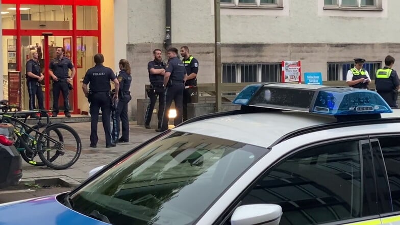 Einsatzkräfte der Polizei stehen vor einem Supermarkt im Münchner Stadtteil Sendling.