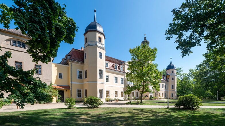 Die Kulisse: Das Schloss Hermsdorf bei Ottendorf-Okrilla.