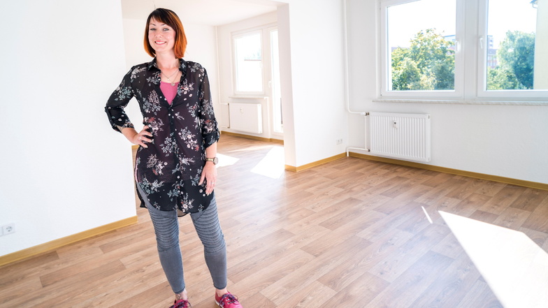 WGR-Mitarbeiterin Linda Braune im Wohnzimmer der kürzlich neu geschaffenen Maisonette-Wohnung in der Schweriner Straße 6.
