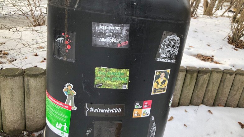 "Nie mehr CDU" oder "Go Green or go Home" an einem Mülleimer am Oppelschacht in Freital-Zauckerode sind Ausdruck politischer Forderungen.